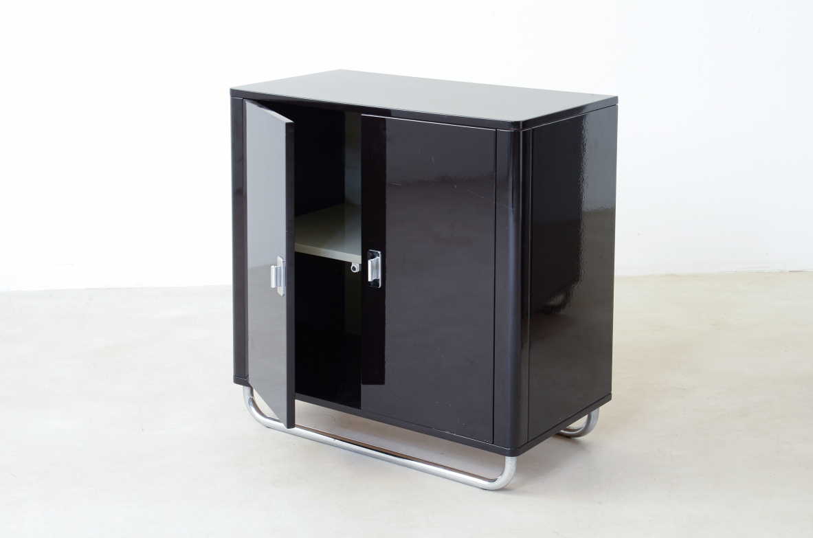 Coppia di mobili contenitore in legno laccato con basamento in tubolare cromato. Bauhaus, 1930ca.