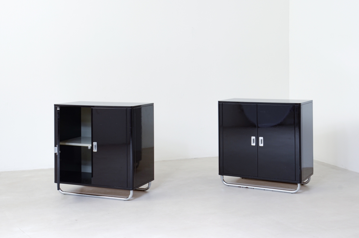 Coppia di mobili contenitore in legno laccato con basamento in tubolare cromato. Bauhaus, 1930ca.