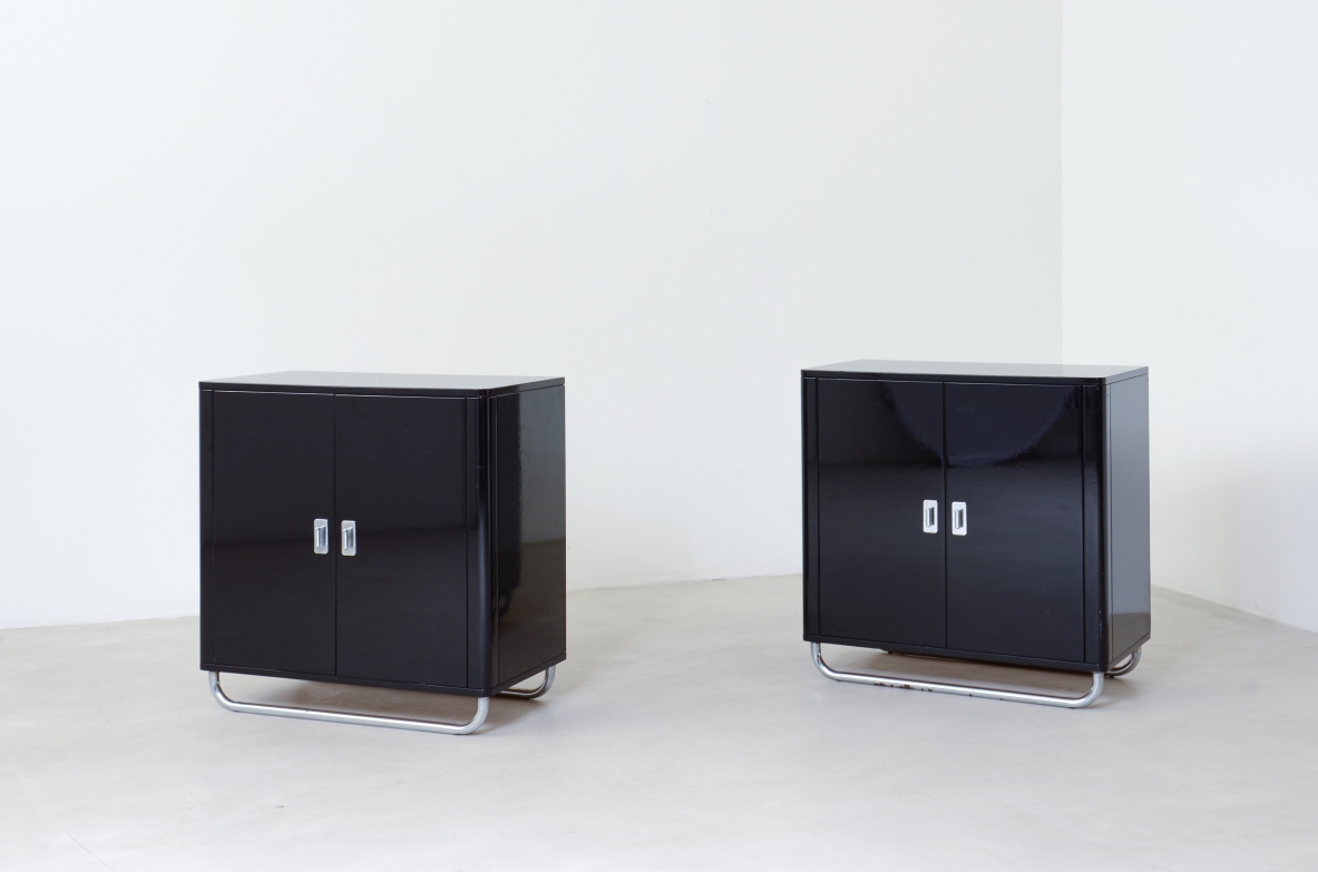 Coppia di mobili contenitore in legno laccato con basamento in tubolare cromato. Bauhaus, 1930ca.