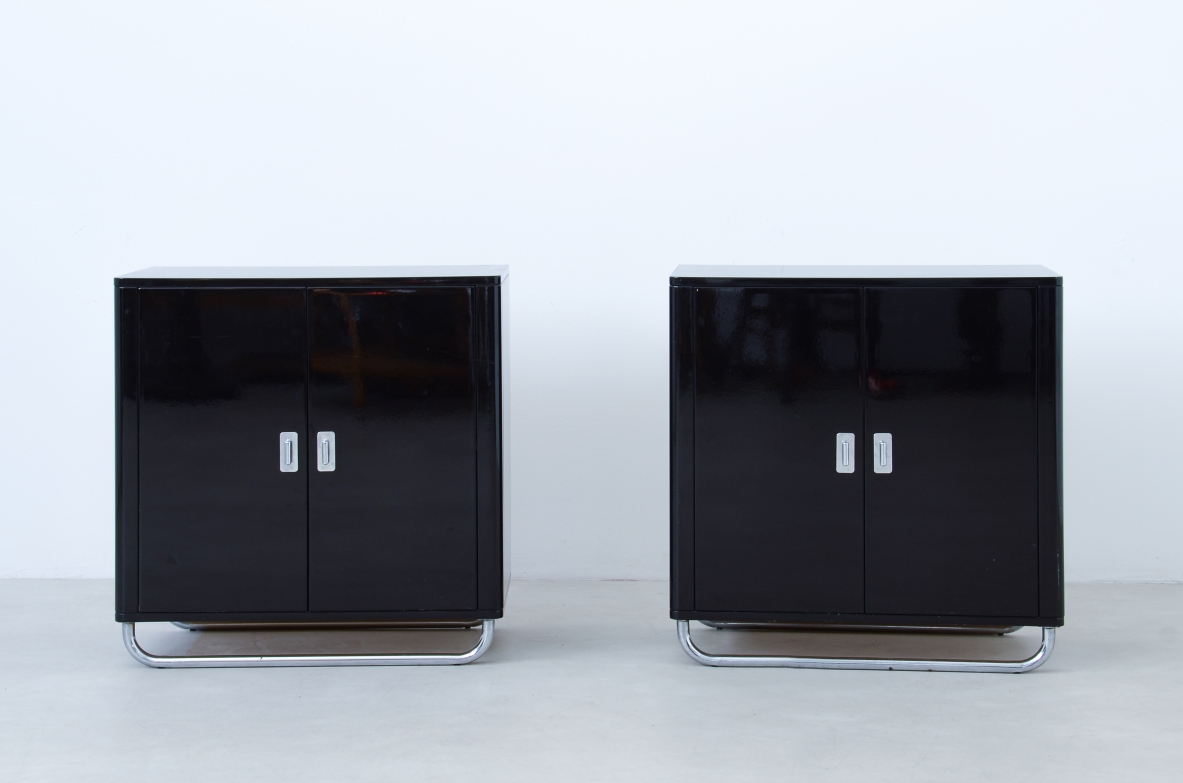 Coppia di mobili contenitore in legno laccato con basamento in tubolare cromato. Bauhaus, 1930ca.