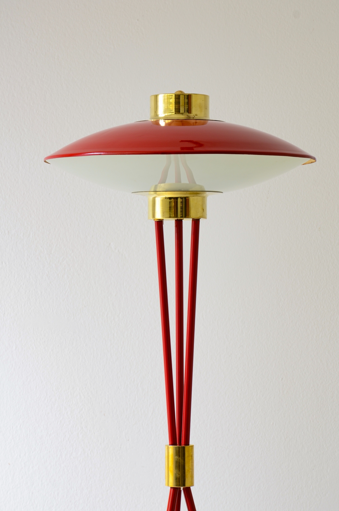 Stilnovo Milano  Rara lampada da terra in metallo laccato rosso. Manifattura Stilnovo, 1950 ca.