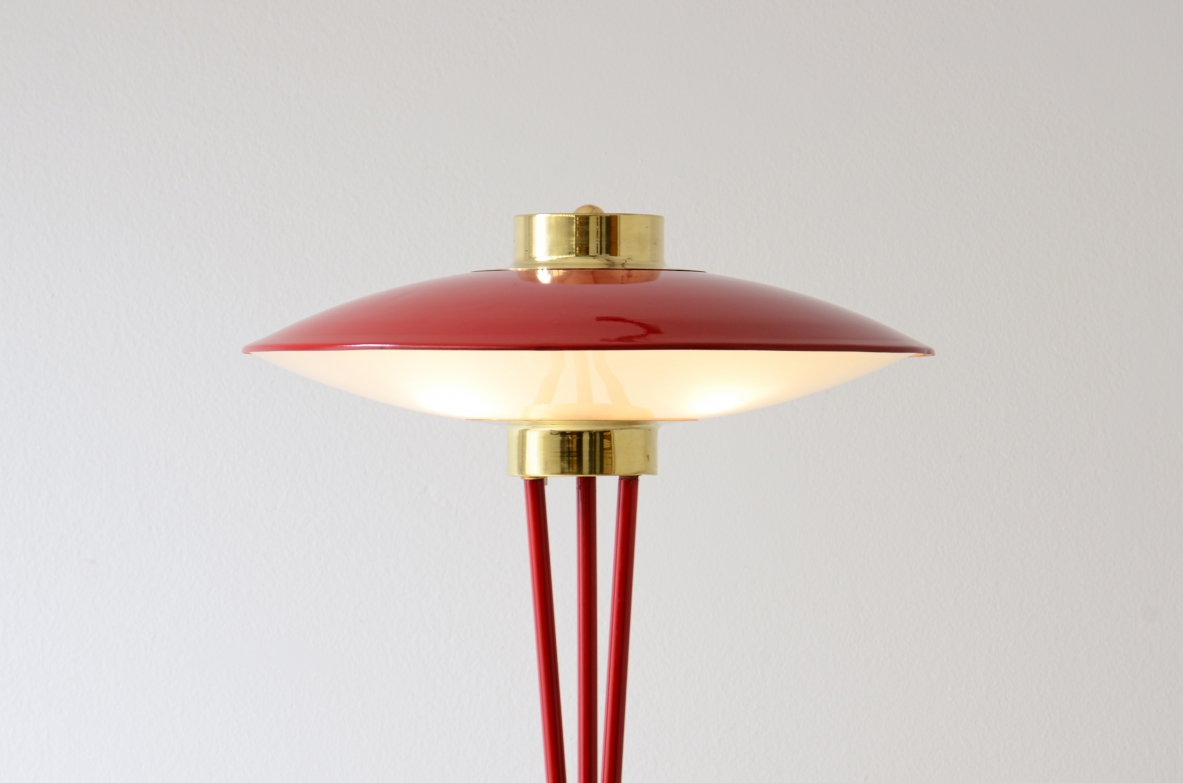 Stilnovo Milano  Rara lampada da terra in metallo laccato rosso. Manifattura Stilnovo, 1950 ca.