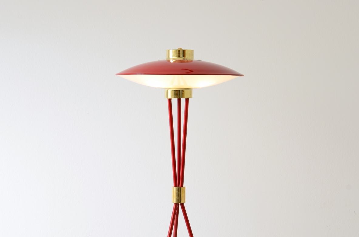 Stilnovo Milano  Rara lampada da terra in metallo laccato rosso. Manifattura Stilnovo, 1950 ca.
