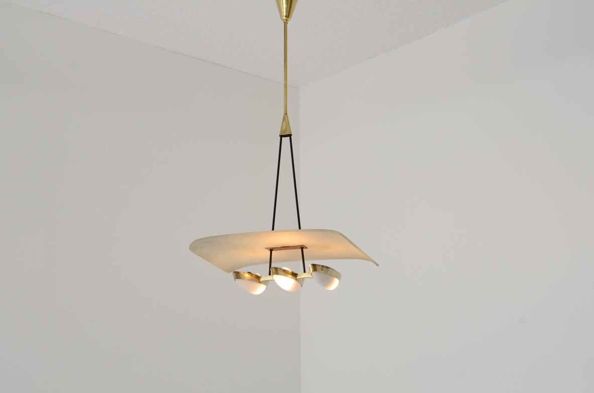 Gilardi e Barzaghi  Raro lampadario in metallo e ottone con cappello in metallo curvato. Manifattura 1950.