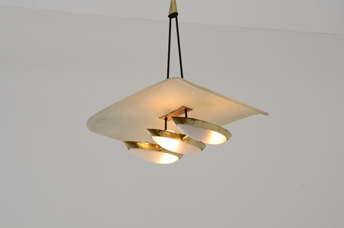 Gilardi e Barzaghi  Raro lampadario in metallo e ottone con cappello in metallo curvato. Manifattura 1950.