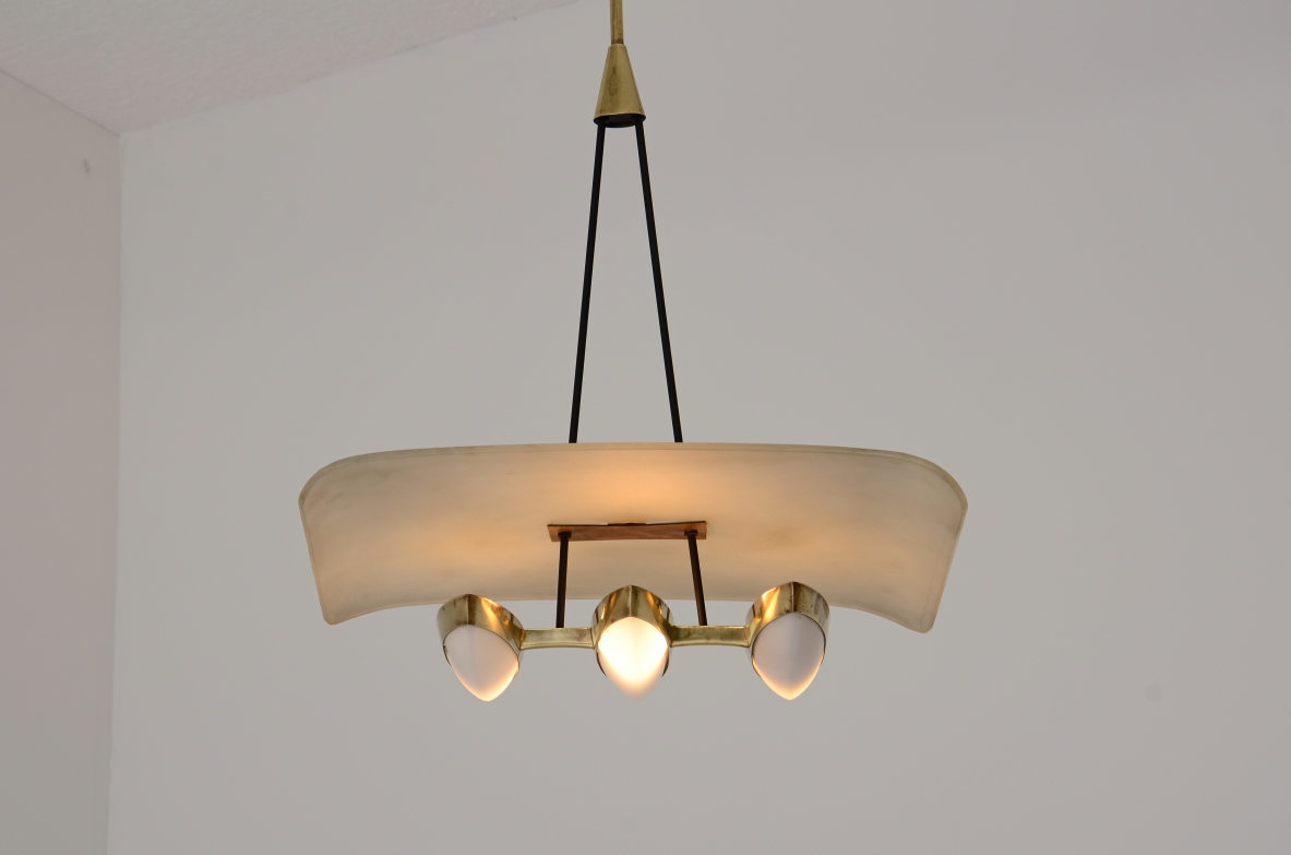 Gilardi e Barzaghi  Raro lampadario in metallo e ottone con cappello in metallo curvato. Manifattura 1950.
