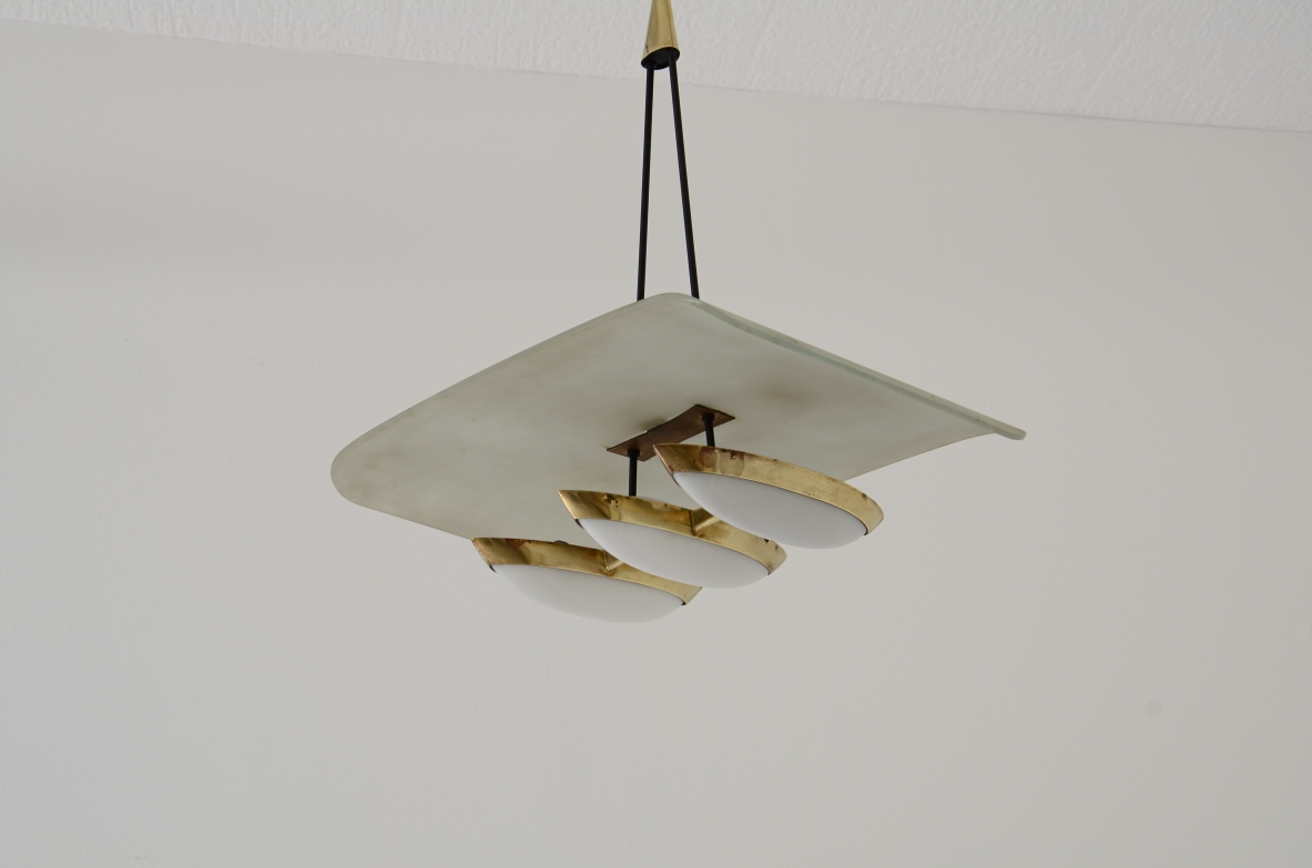 Gilardi e Barzaghi  Raro lampadario in metallo e ottone con cappello in metallo curvato. Manifattura 1950.