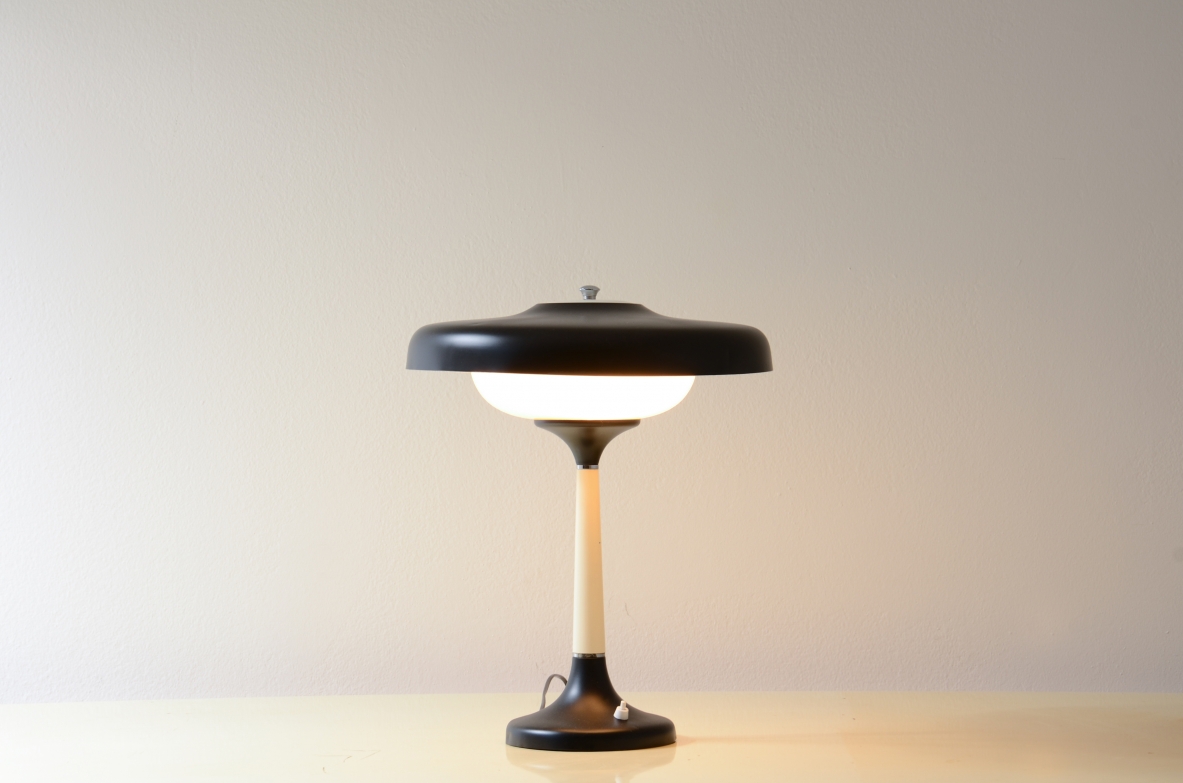 Lampada da tavolo in metallo e vetro, anni '50.