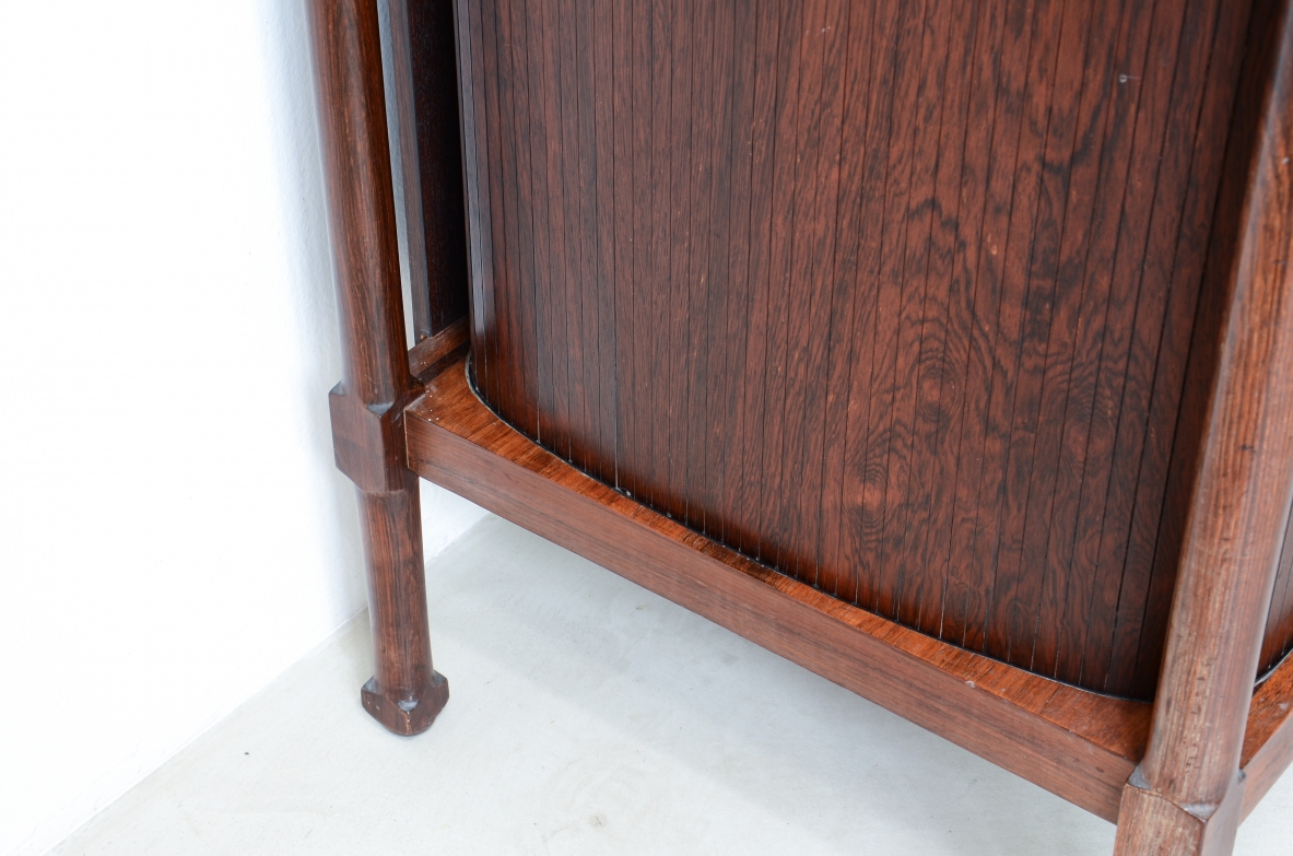 Fratelli Proserpio  Elegante mobile contenitore con 4 ante scorrevoli in legno cannettato.