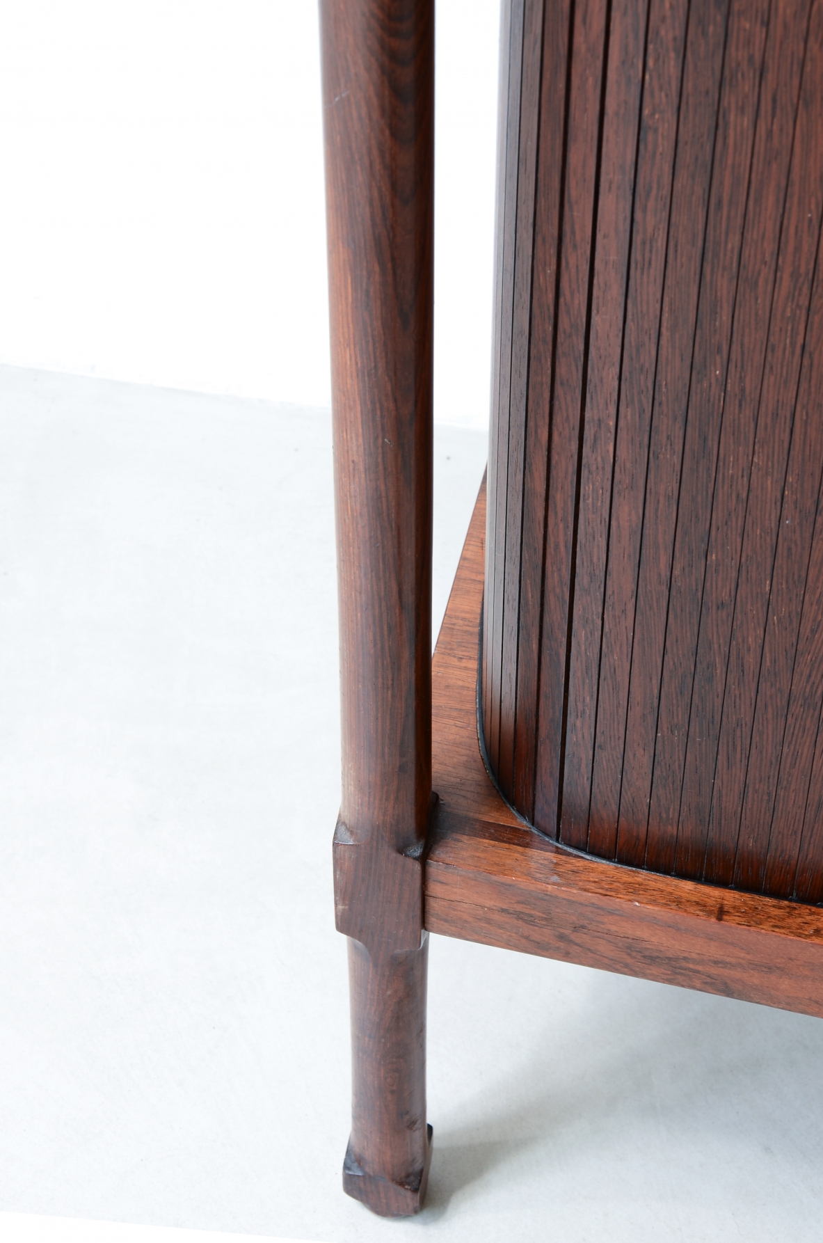 Fratelli Proserpio  Elegante mobile contenitore con 4 ante scorrevoli in legno cannettato.
