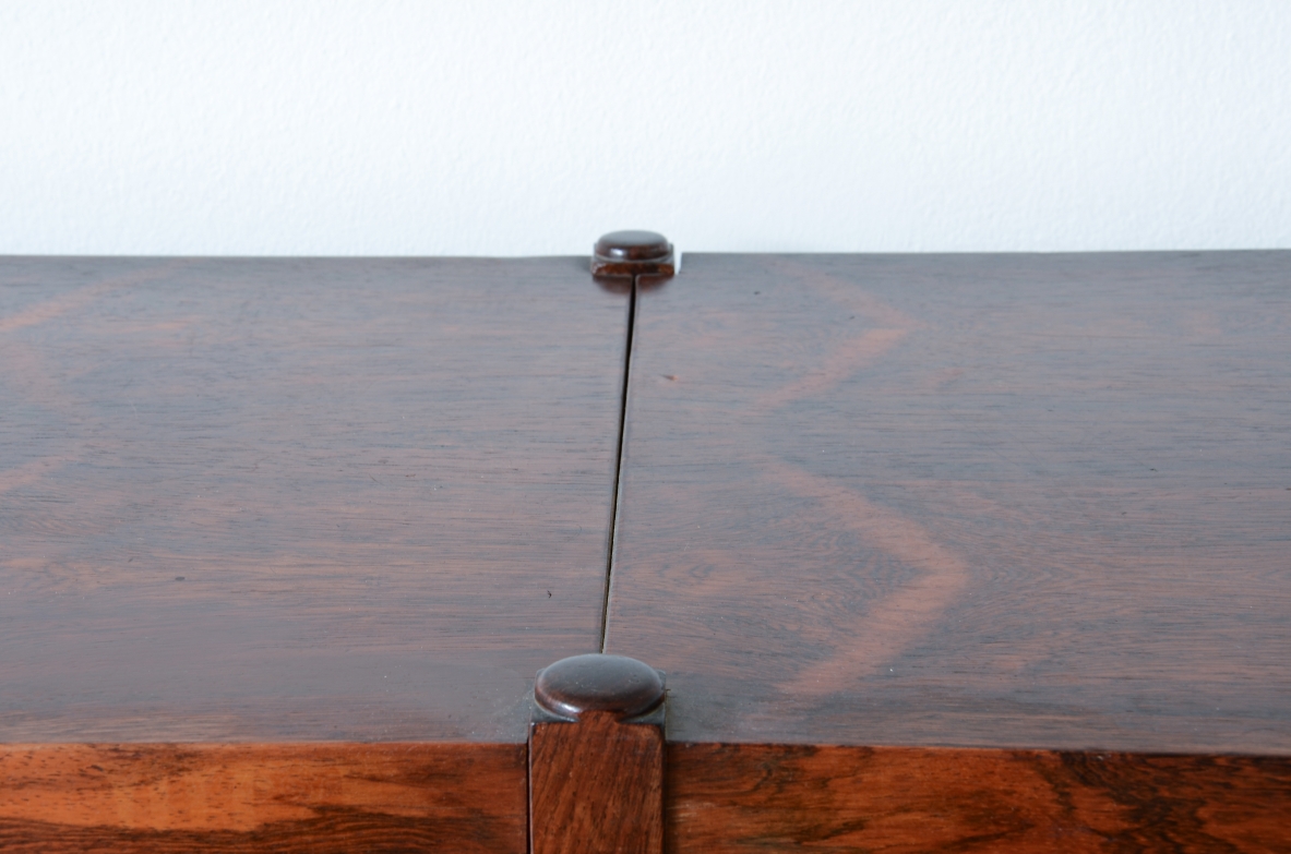 Fratelli Proserpio  Elegante mobile contenitore con 4 ante scorrevoli in legno cannettato.