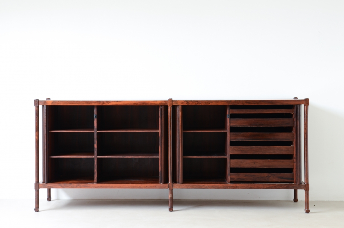 Fratelli Proserpio  Elegante mobile contenitore con 4 ante scorrevoli in legno cannettato.