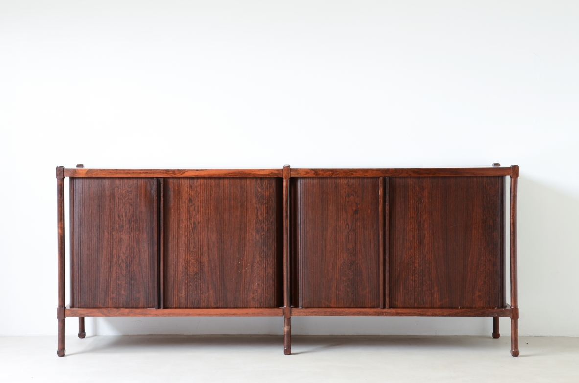 Fratelli Proserpio  Elegante mobile contenitore con 4 ante scorrevoli in legno cannettato.