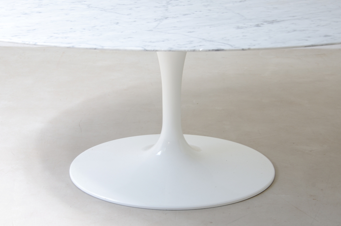 Tavolo Ovale Saarinen Tulip Knoll, base disegno originale Saarinen in alluminio. Piano in marmo di carrara  bianco arabescato
