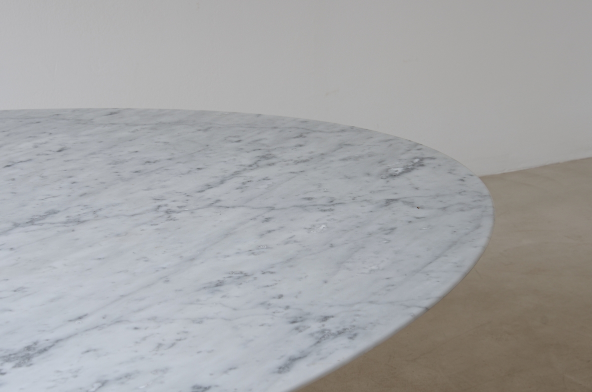 Tavolo Ovale Saarinen Tulip Knoll, base disegno originale Saarinen in alluminio. Piano in marmo di carrara  bianco arabescato