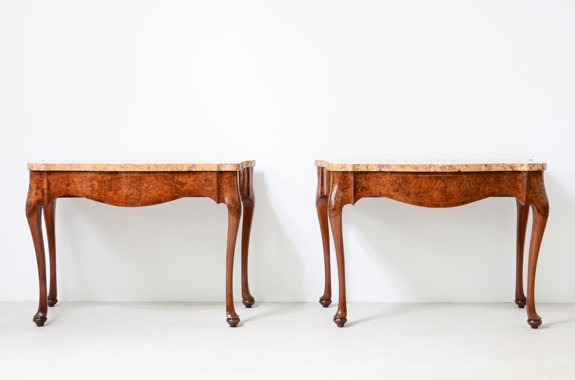 Coppia di console in radica di noce,  piano lastronato in marmo giallo antico di provenienza romana. 1700