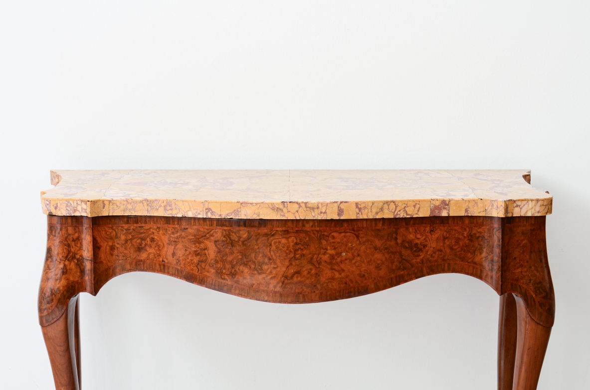 Coppia di console in radica di noce,  piano lastronato in marmo giallo antico di provenienza romana. 1700