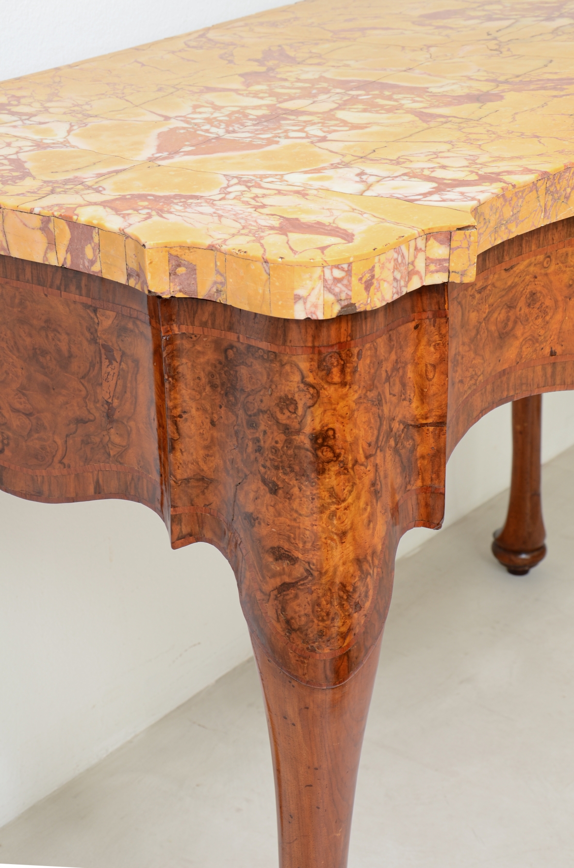 Coppia di console in radica di noce,  piano lastronato in marmo giallo antico di provenienza romana. 1700