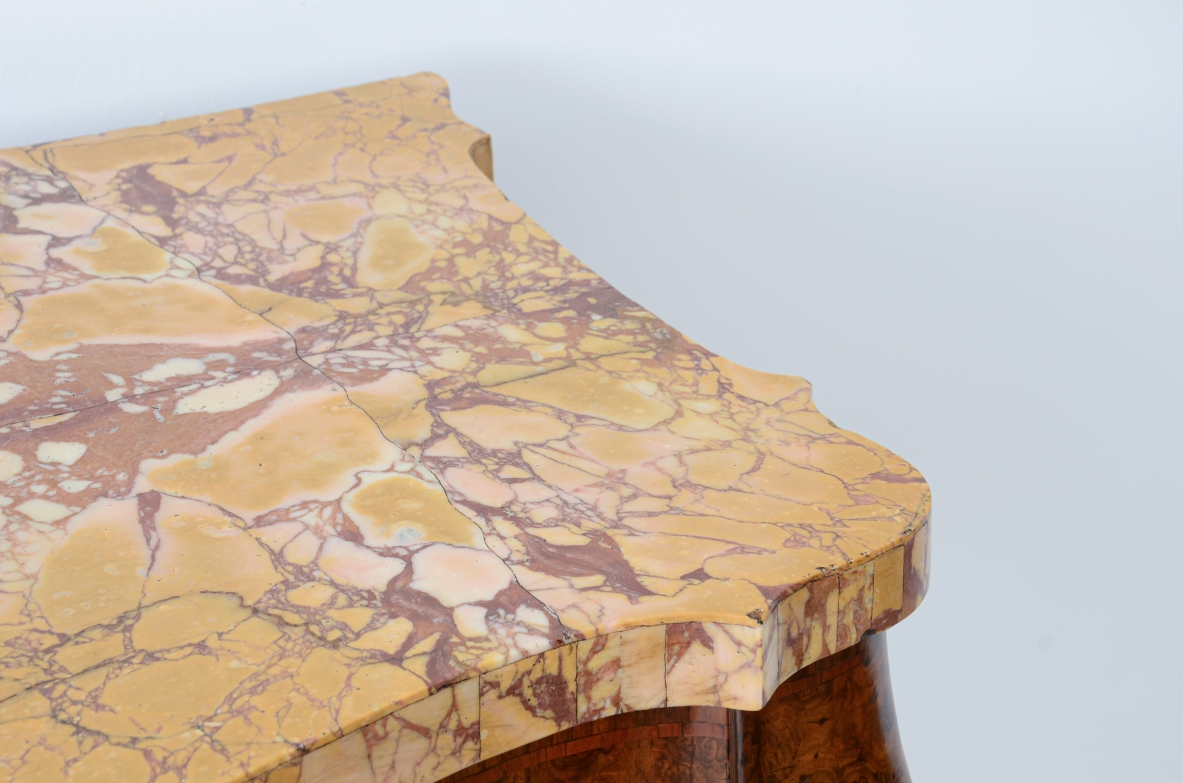 Coppia di console in radica di noce,  piano lastronato in marmo giallo antico di provenienza romana. 1700