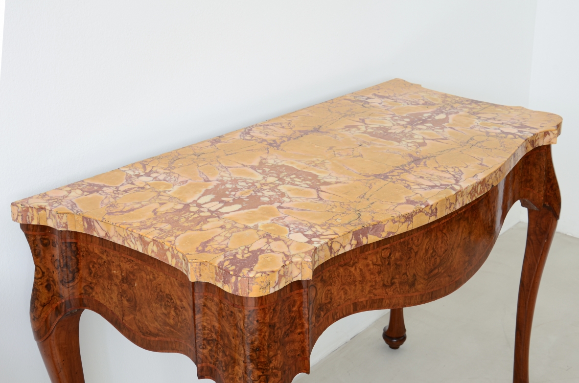 Coppia di console in radica di noce,  piano lastronato in marmo giallo antico di provenienza romana. 1700
