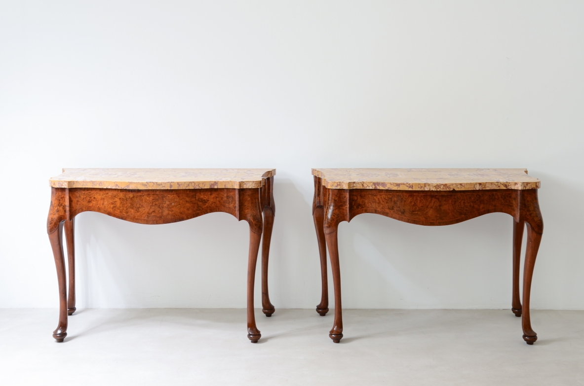 Coppia di console in radica di noce,  piano lastronato in marmo giallo antico di provenienza romana. 1700