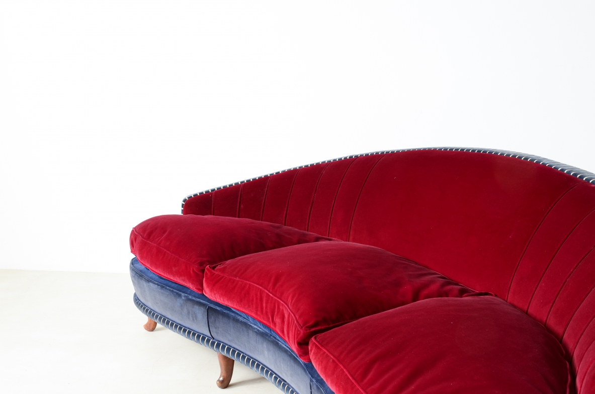 Salotto composto da elegante divano curvo e due poltrone 1940ca. 