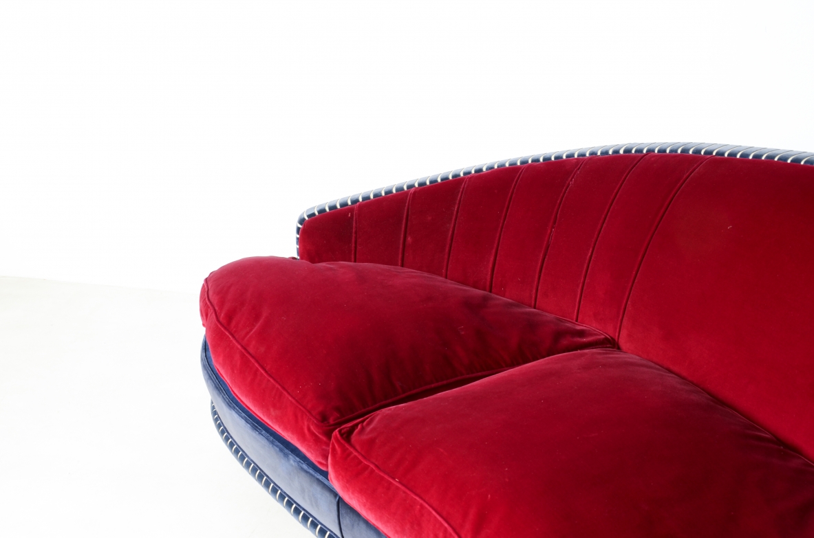 Salotto composto da elegante divano curvo e due poltrone 1940ca. 