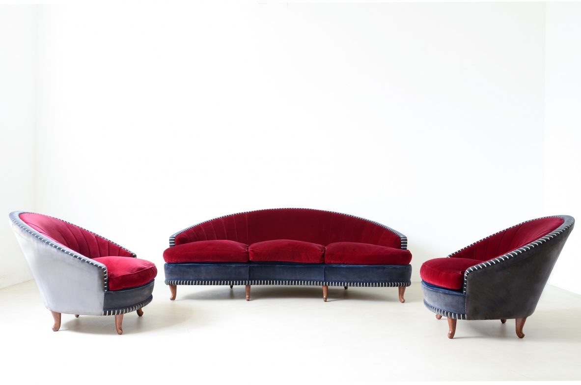 Salotto composto da elegante divano curvo e due poltrone 1940ca. 