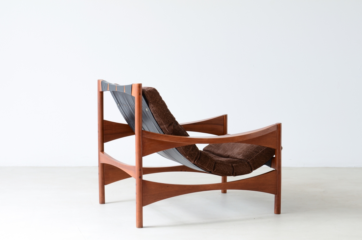 Franco Bettonica poltrona con poggiapiedi modello P40 in legno di noce Podruzione Poltronova 1959.