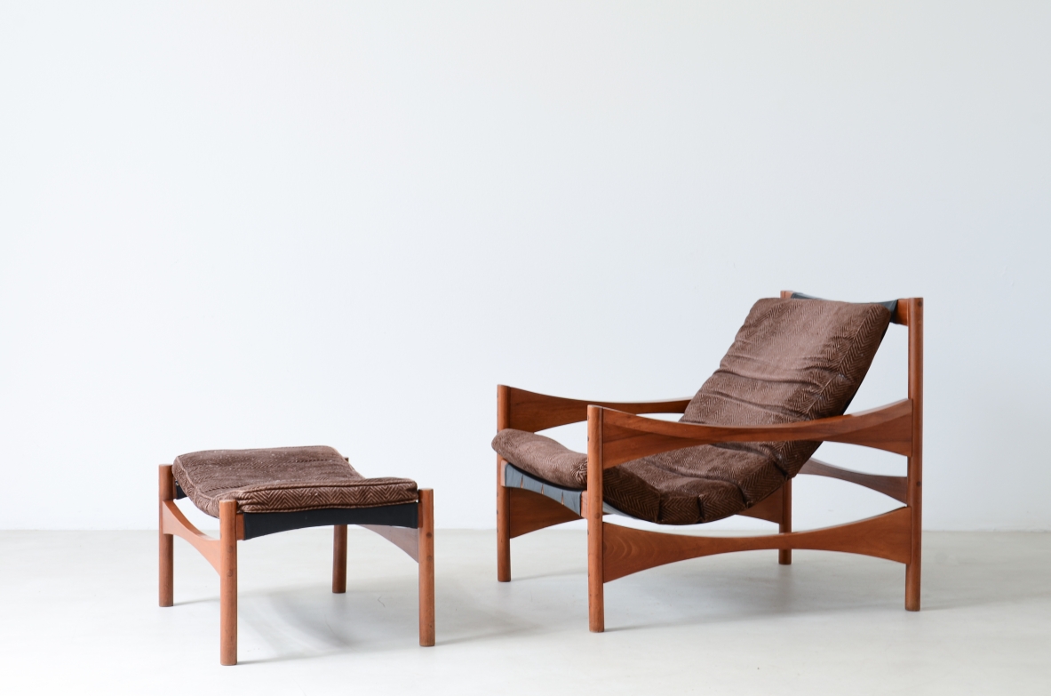Franco Bettonica poltrona con poggiapiedi modello P40 in legno di noce Podruzione Poltronova 1959.