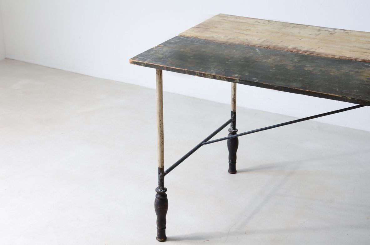 Tavolo con base in ferro con piedi torniti e piano in legno dipinto.  Manifattura, Francia 1920/30 ca.