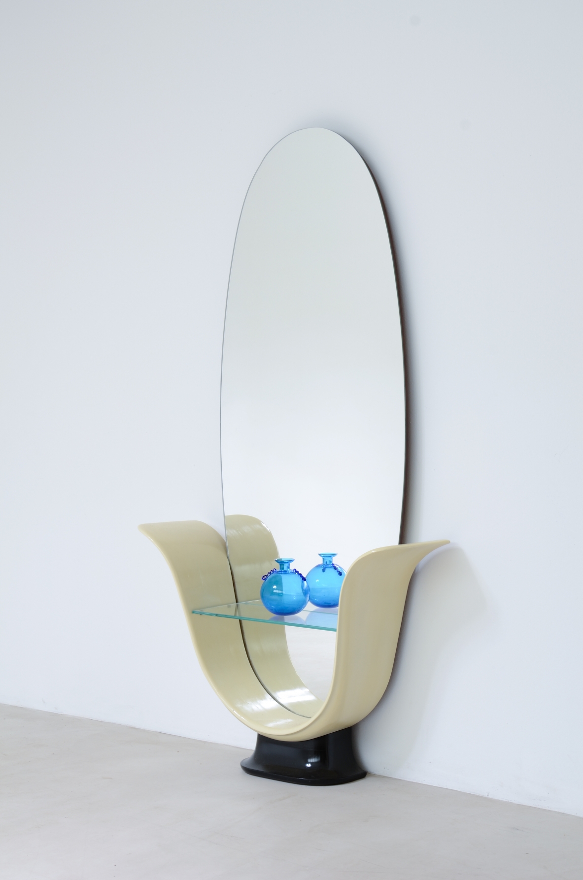 Guglielmo Ulrich. Elegante specchiera con base in legno laccato. Manifattura Italiana 1940ca.