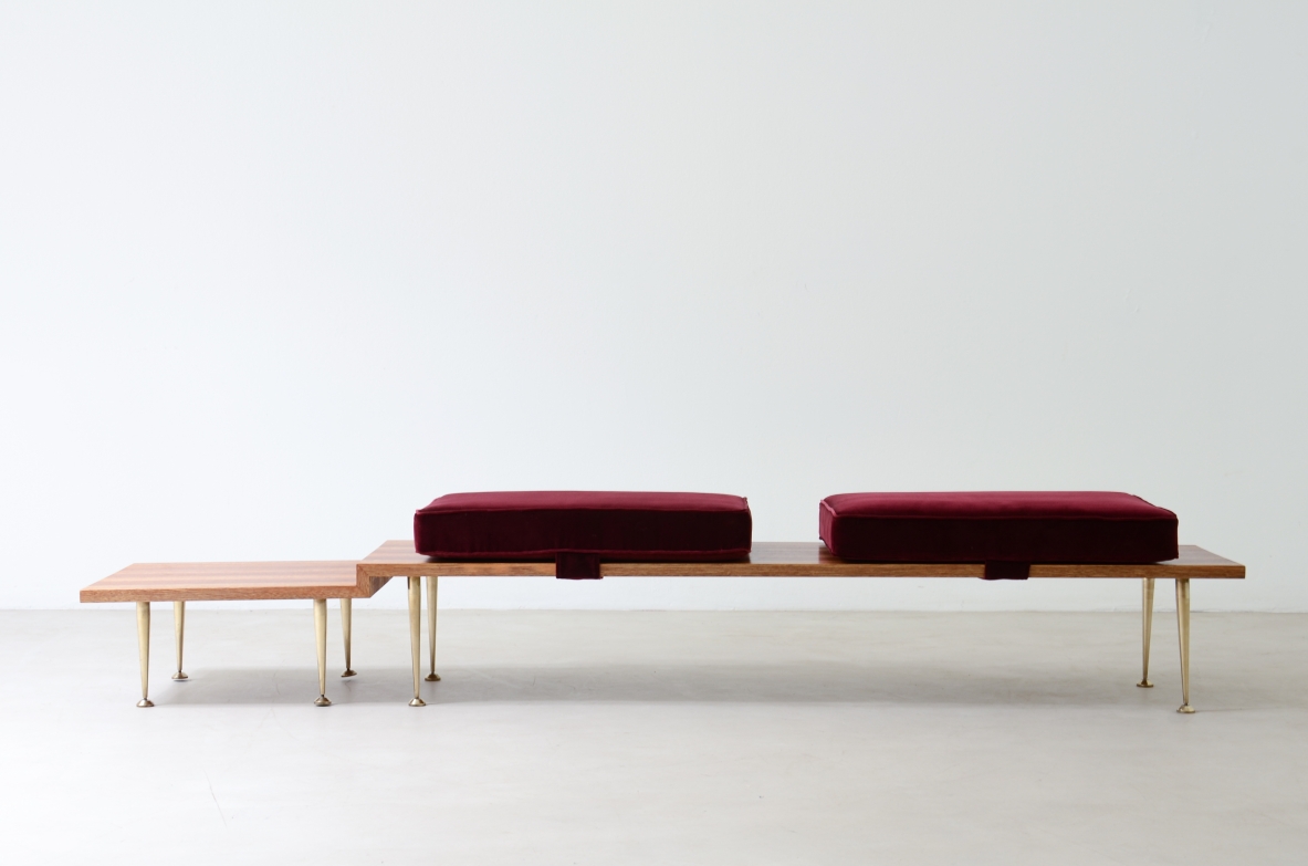Grande panca in legno sagomato con otto piedi in ottone tornito e cuscini rivestiti in velluto.  Manifattura italiana anni '50