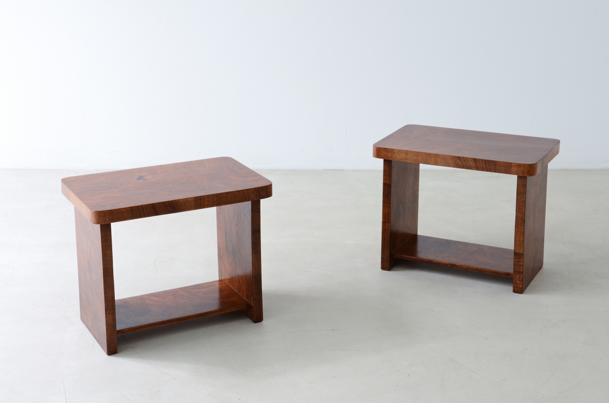 Pair of small tables/bedside tables in walnut root.  Italian manufacture from the 1930s