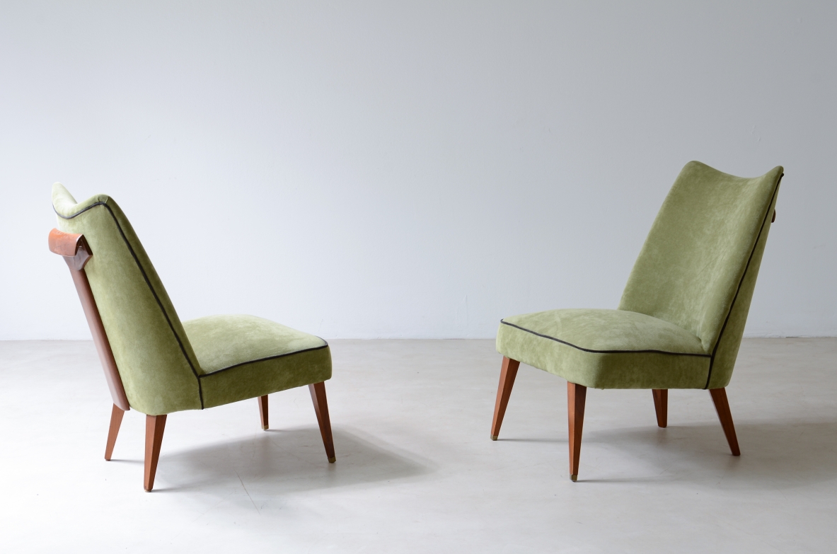 Melchiorre Bega rara coppia di poltroncine rivestite in velluto con maniglione in legnio sullo schienale.