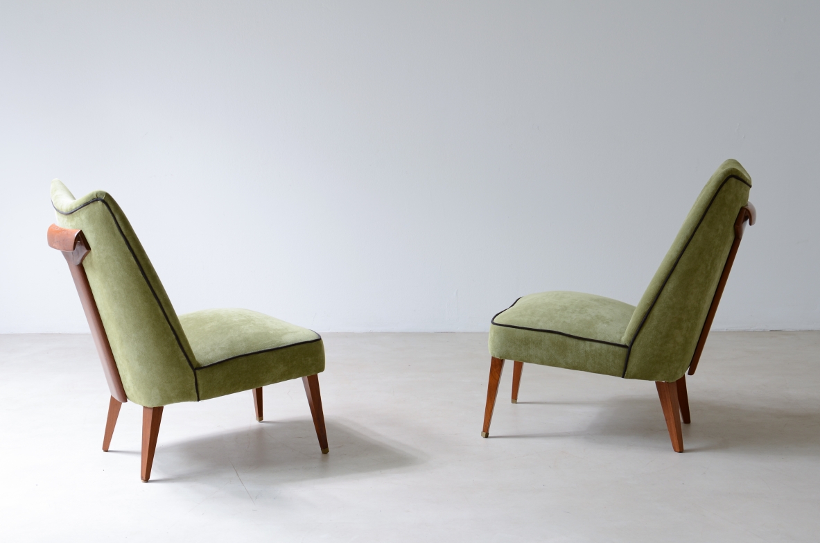 Melchiorre Bega rara coppia di poltroncine rivestite in velluto con maniglione in legnio sullo schienale.