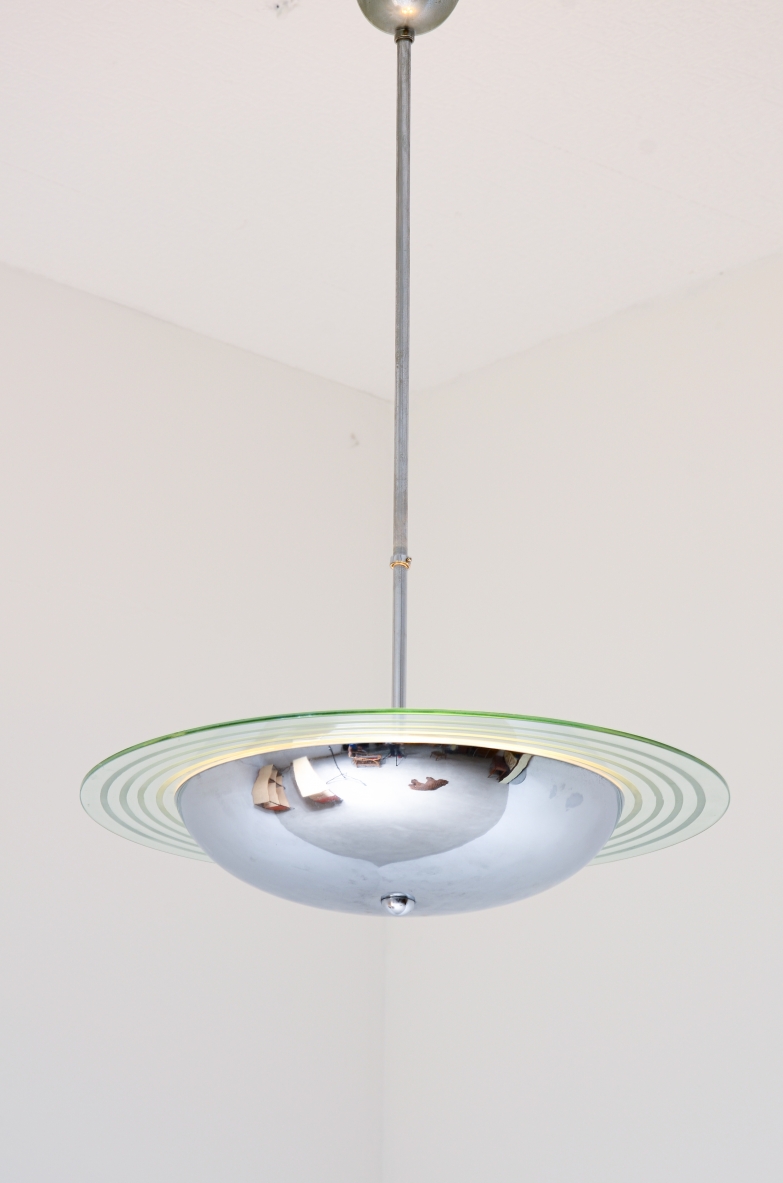 Lampadario in metallo cromato con disco in cristallo molato e inciso.  Manifattura italiana 1960ca.