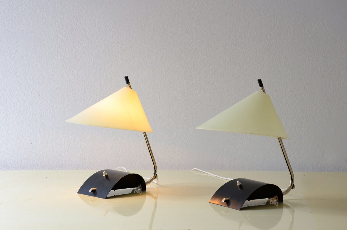 Coppia di lampade da tavolo in metallo e ottone con cappello in perplex. Stilnovo, 1950ca