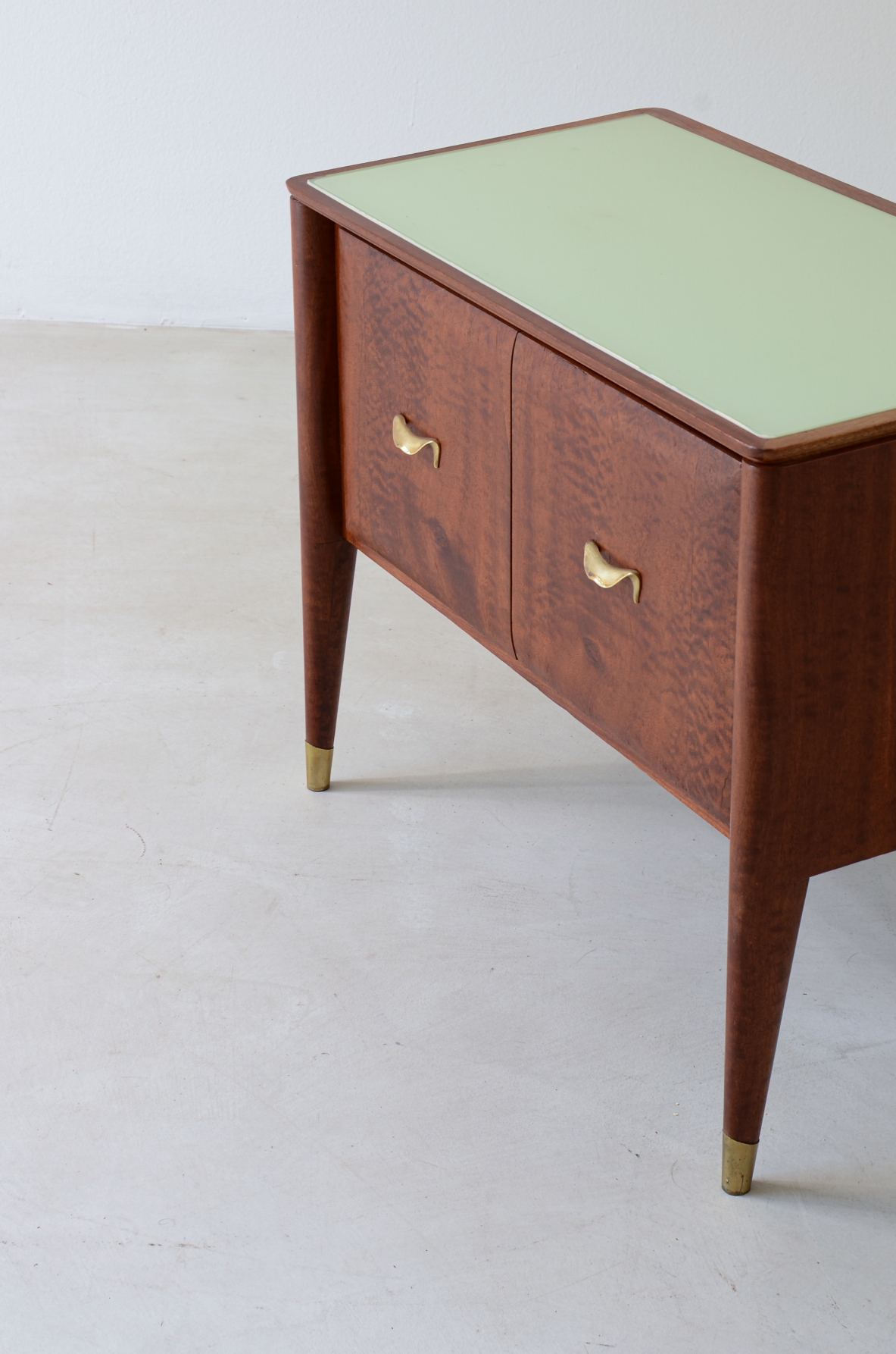 Coppia di comodini con gambe rastremate, puntali e maniglie in ottone 1950