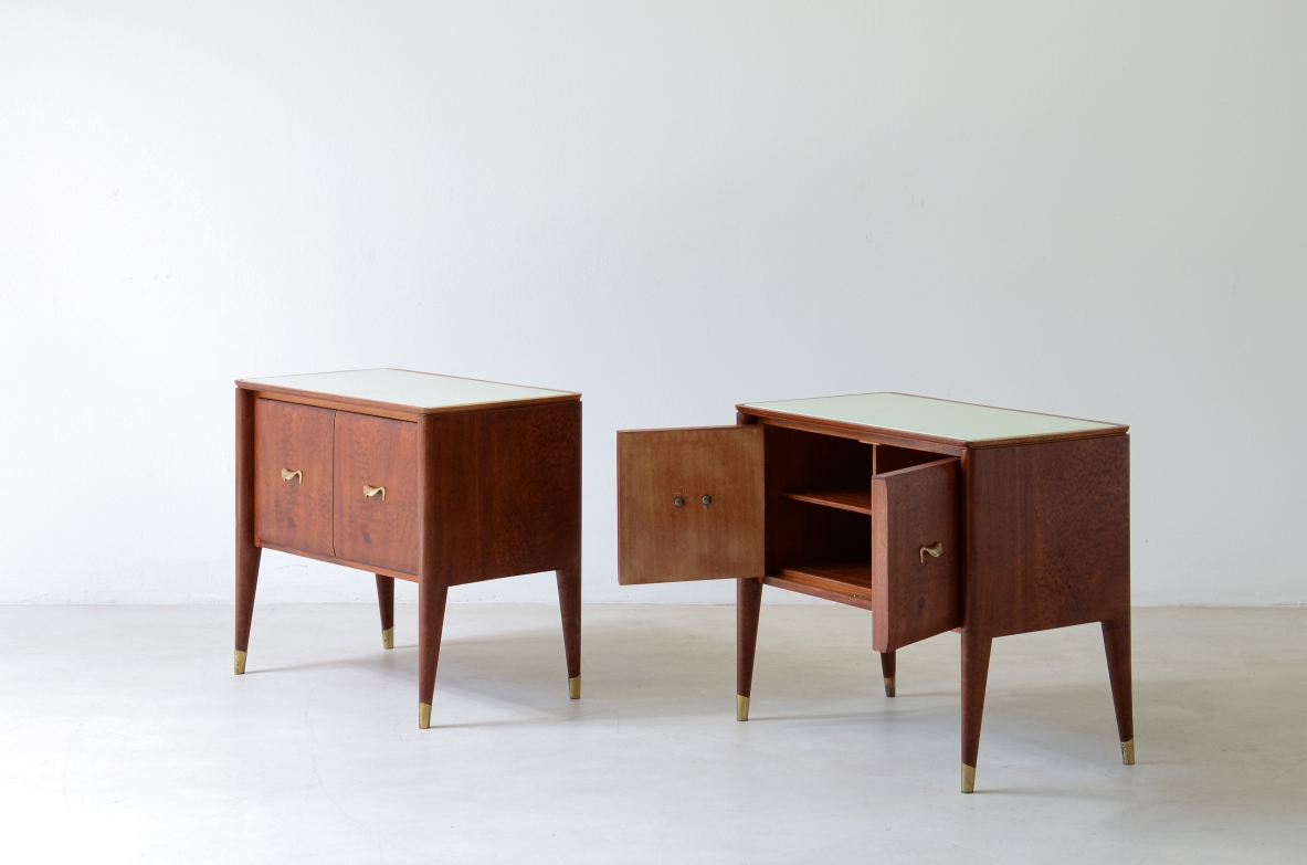 Coppia di comodini con gambe rastremate, puntali e maniglie in ottone 1950