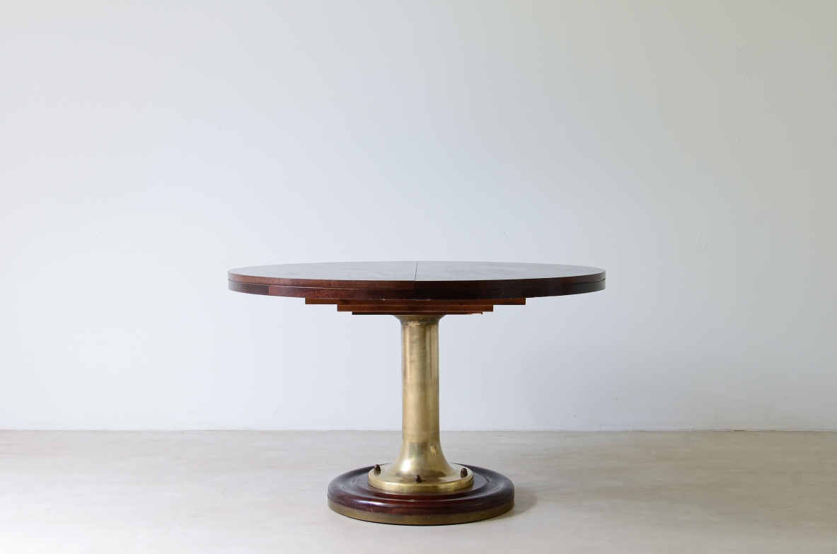 Tavolo da nave allungabile con colonna in fusione di bronzo, base e piano in mogano. 1960