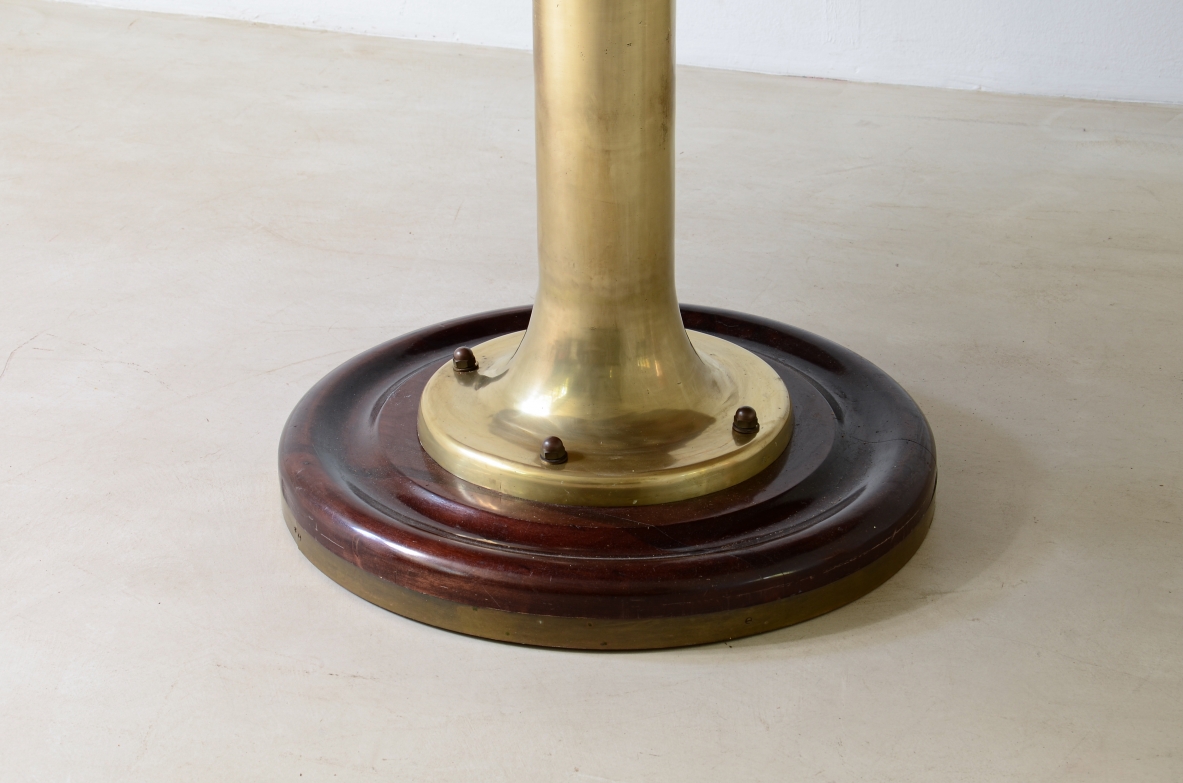Tavolo da nave allungabile con colonna in fusione di bronzo, base e piano in mogano. 1960