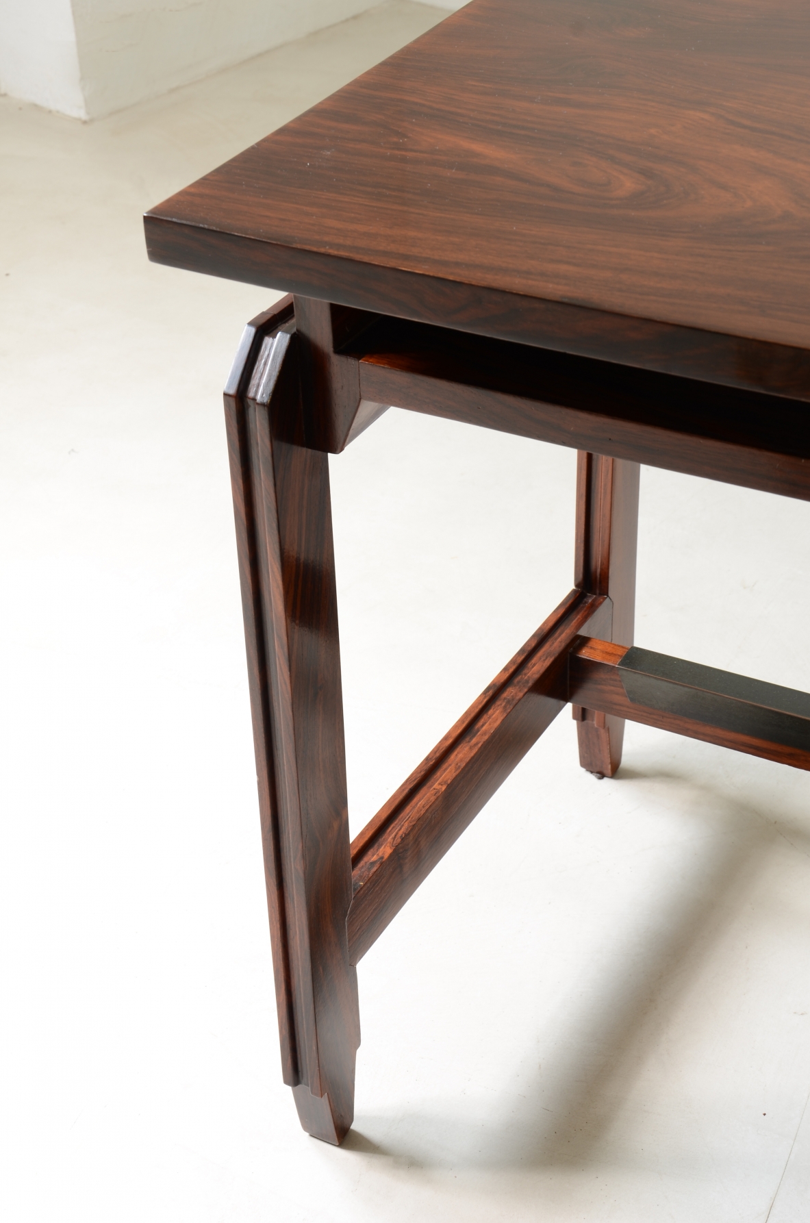 Elegante scrivania da centro con cassetti e scomparti libreria