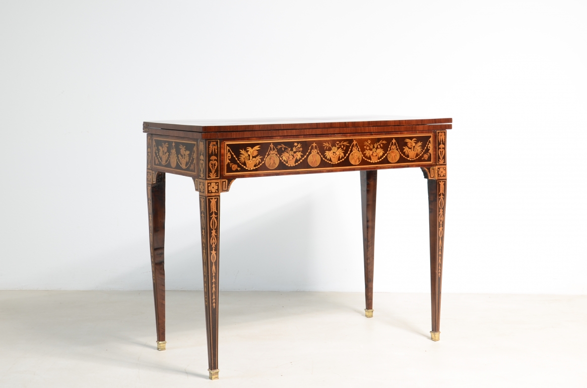 Elegante tavolino da gioco con disegni a intarsio. Interno rivestito in panno.  Manifattura lombarda, epoca Luigi XVI. 1780ca.
