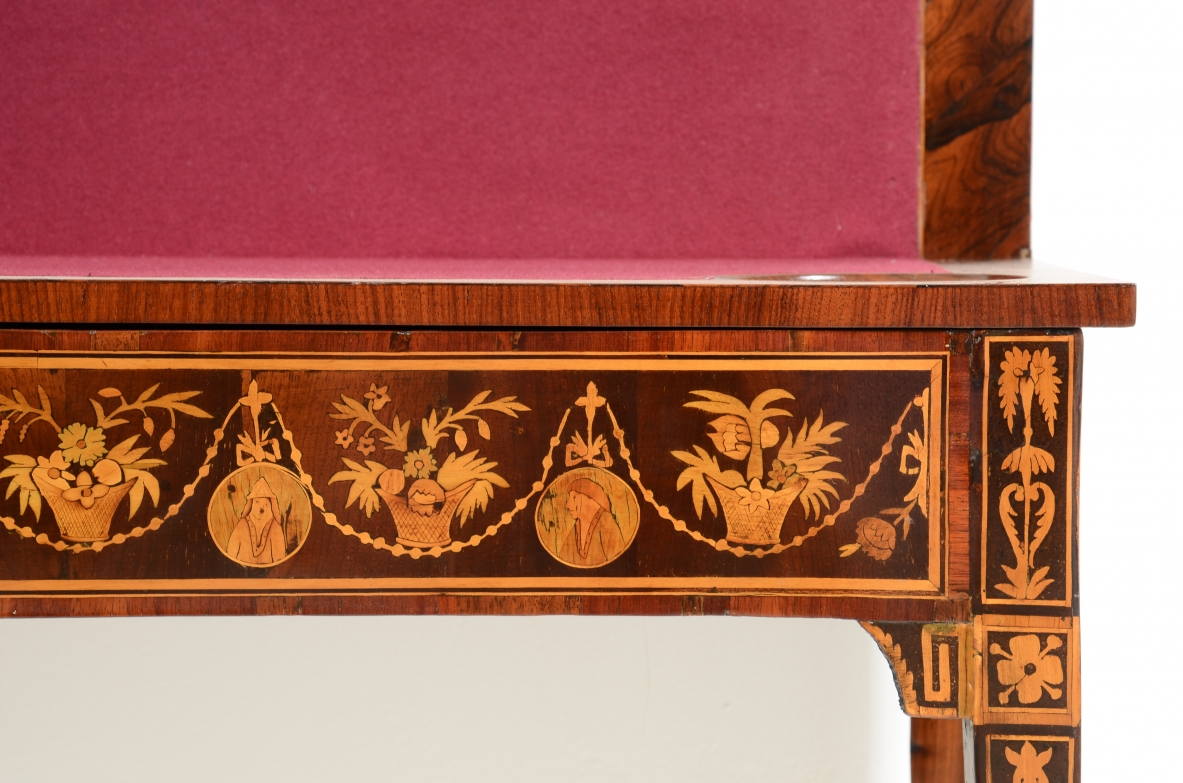 Elegante tavolino da gioco con disegni a intarsio. Interno rivestito in panno.  Manifattura lombarda, epoca Luigi XVI. 1780ca.