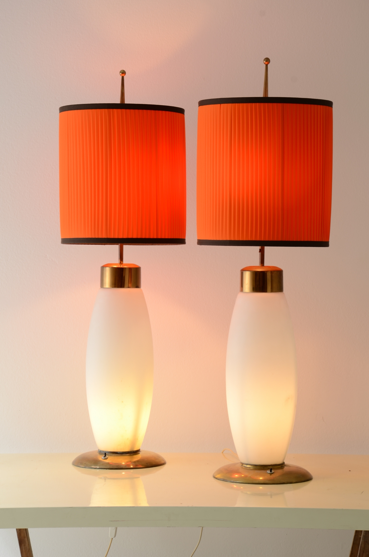 Stilnovo  Coppia di grandi eleganti lampade da tavolo in vetro opaline