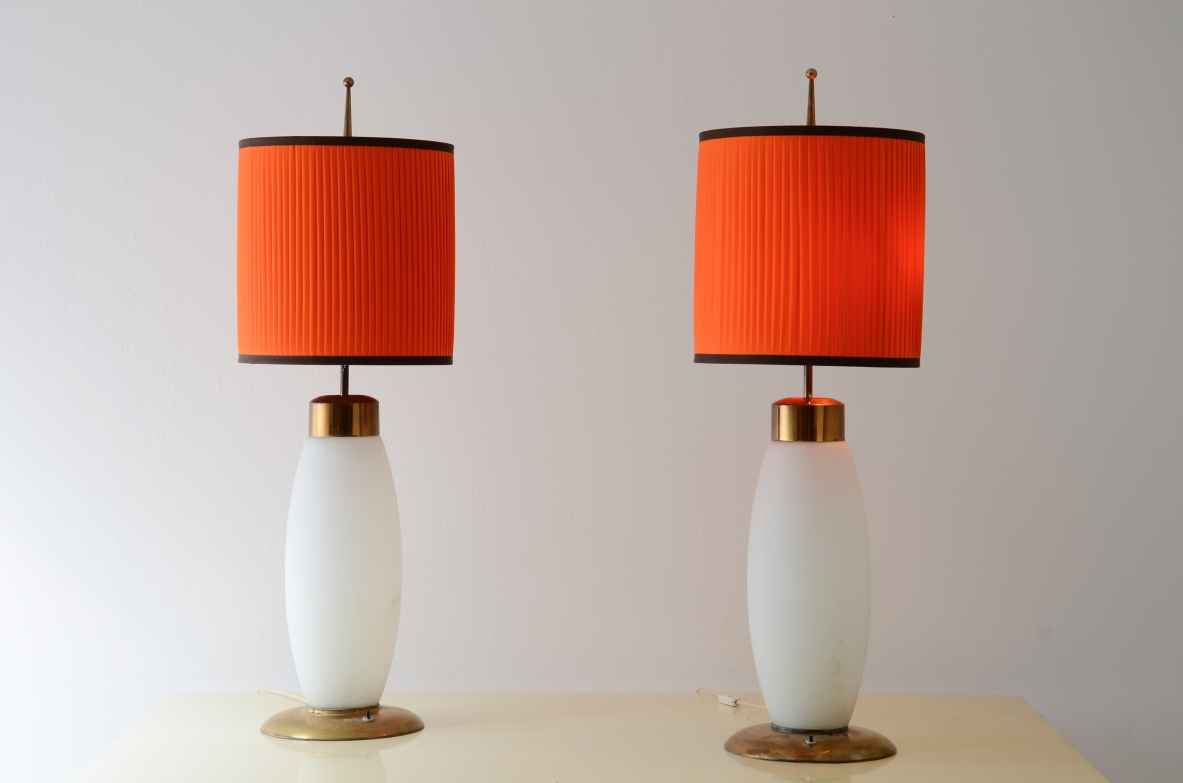 Stilnovo  Coppia di grandi eleganti lampade da tavolo in vetro opaline
