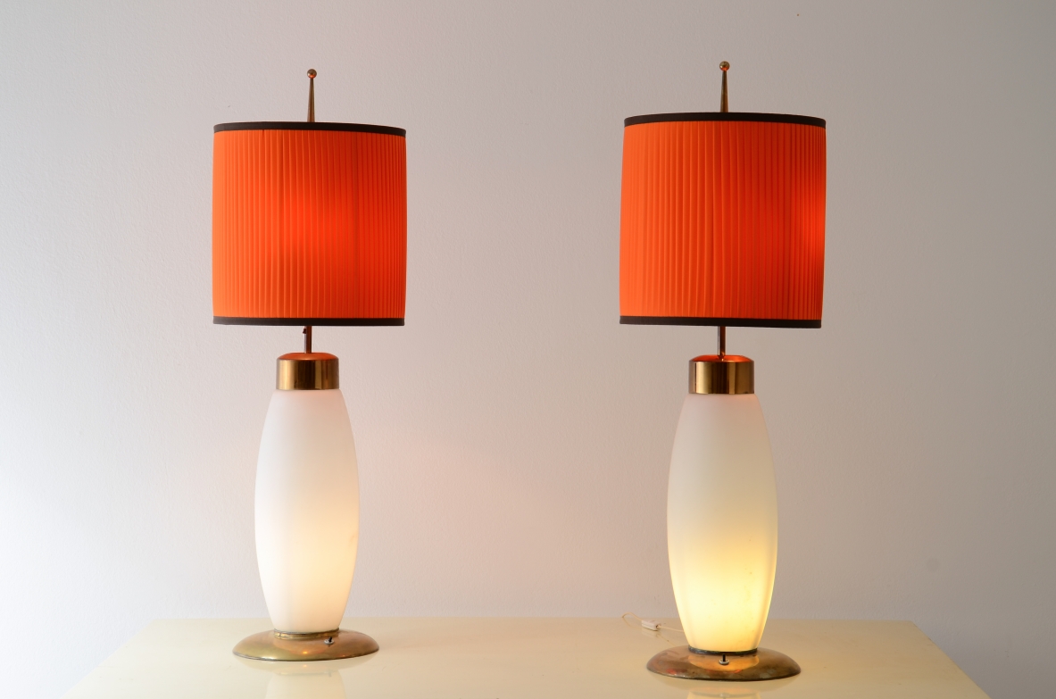 Stilnovo  Coppia di grandi eleganti lampade da tavolo in vetro opaline