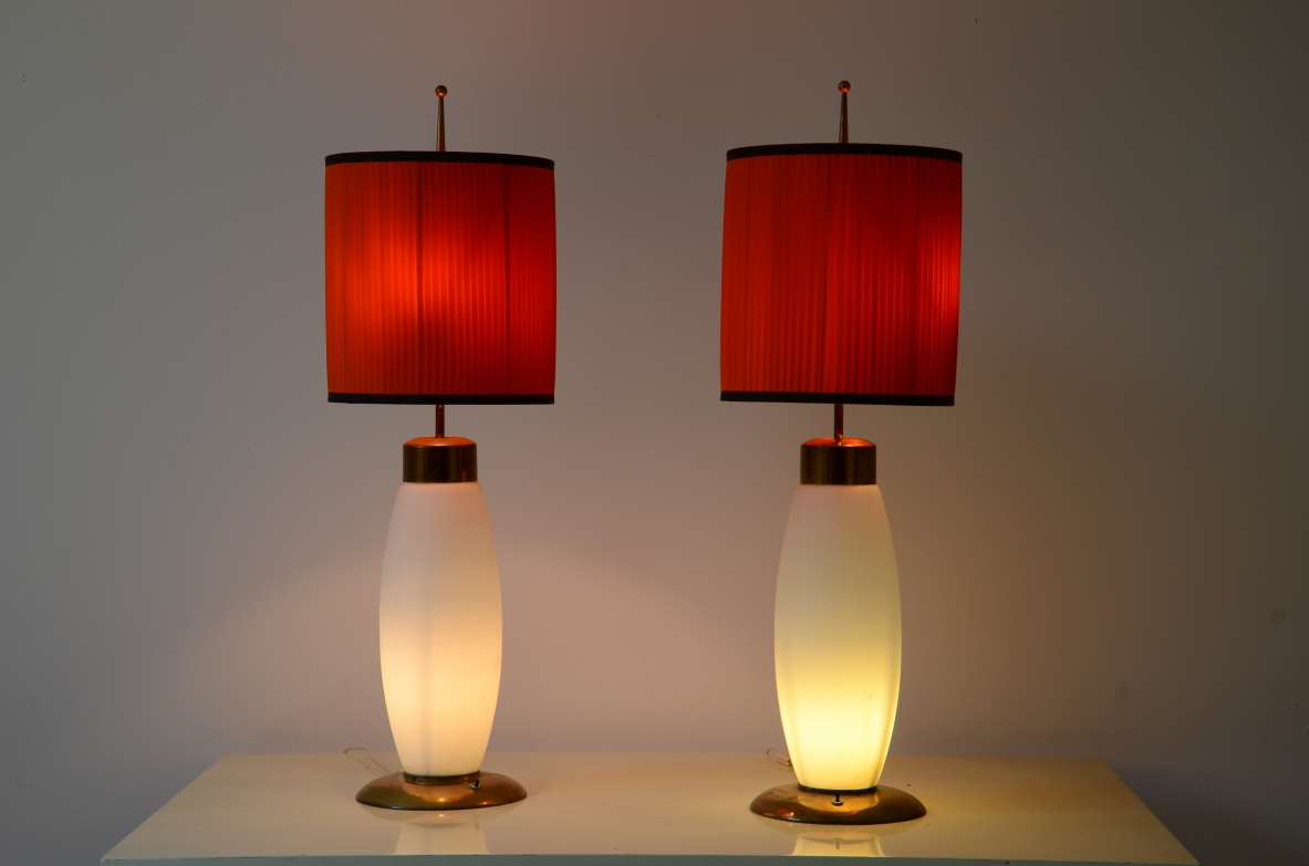 Stilnovo  Coppia di grandi eleganti lampade da tavolo in vetro opaline