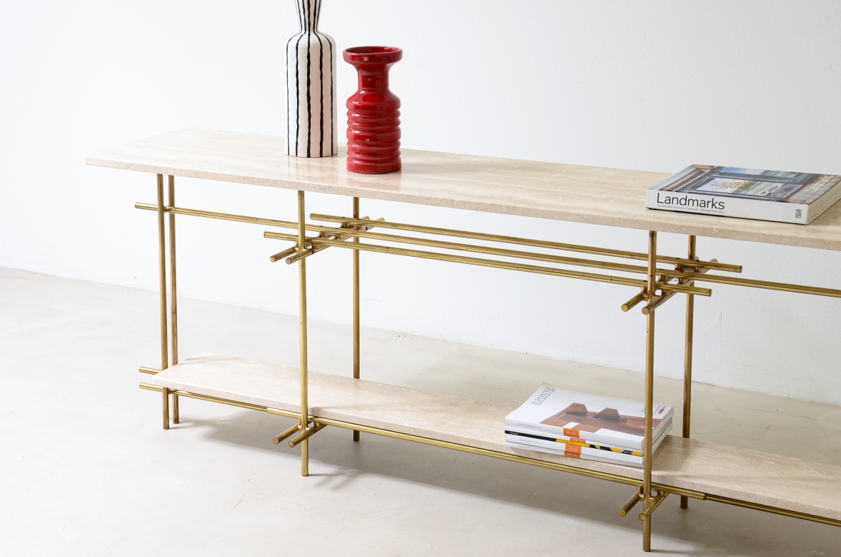 Giusto Purini Elegante consolle con struttura in ottone e con piani in marmo travertino. anni '70